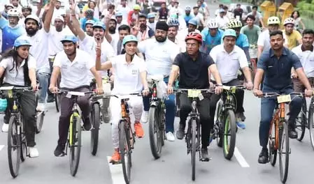संडे ऑन साइकिल की पहली वर्षगांठ, डॉ. मनसुख मांडविया ने साइकिल चलाकर फिट रहने का दिया संदेश संडे ऑन साइकिल की पहली वर्षगांठ, डॉ. मनसुख मांडविया ने साइकिल चलाकर फिट रहने का दिया संदेश