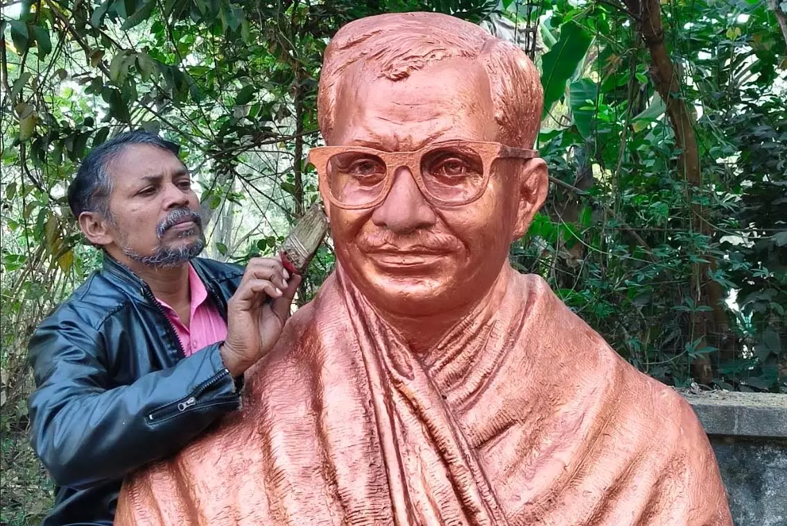 पंडित दीनदयाल उपाध्याय की नयनाभिराम प्रतिमा का निर्माण डॉ. अंकुश देवांगन ने किया पंडित दीनदयाल उपाध्याय की नयनाभिराम प्रतिमा का निर्माण डॉ. अंकुश देवांगन ने किया