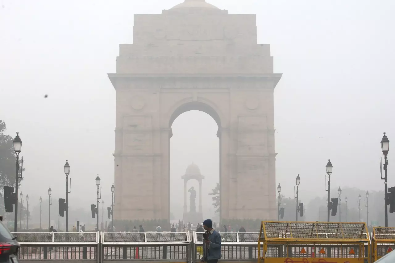 Delhi में वायु प्रदूषण: घने स्मॉग और ठंड के कारण AQI गंभीर स्तर के करीब पहुंचा Delhi में वायु प्रदूषण: घने स्मॉग और ठंड के कारण AQI गंभीर स्तर के करीब पहुंचा
