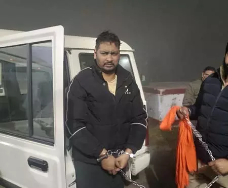 भगोड़ा आर्मी मैन गिरफ्तार, विदेश भागने की थी तैयारी भगोड़ा आर्मी मैन गिरफ्तार, विदेश भागने की थी तैयारी