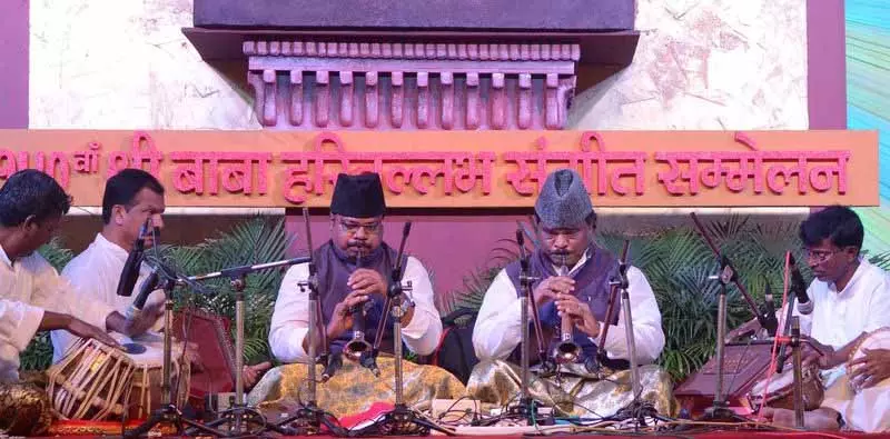 काफी फंड होने के कारण, 150वां Harivallabh संगीत सम्मेलन एक शानदार कार्यक्रम होने का वादा करता है काफी फंड होने के कारण, 150वां Harivallabh संगीत सम्मेलन एक शानदार कार्यक्रम होने का वादा करता है