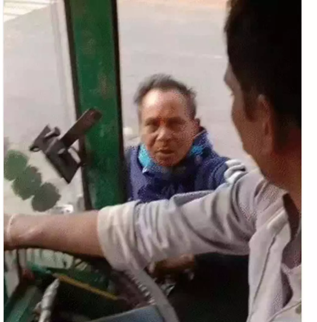 Rewa: दलाल की गुंडागर्दी पड़ी भारी, ट्रक ड्राइवर ने 5 KM तक लटकाए रखा Rewa: दलाल की गुंडागर्दी पड़ी भारी, ट्रक ड्राइवर ने 5 KM तक लटकाए रखा