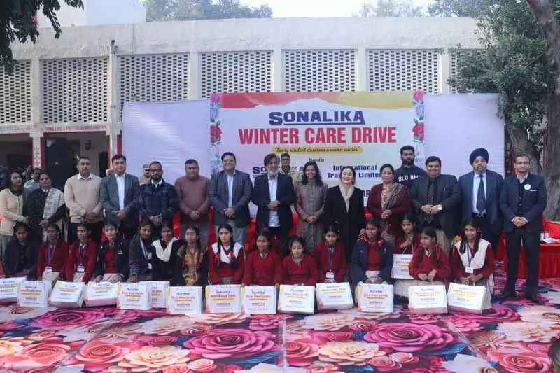 Sonalika ने विंटर केयर ड्राइव शुरू की, छात्रों को गर्म कपड़े बांटे Sonalika ने विंटर केयर ड्राइव शुरू की, छात्रों को गर्म कपड़े बांटे