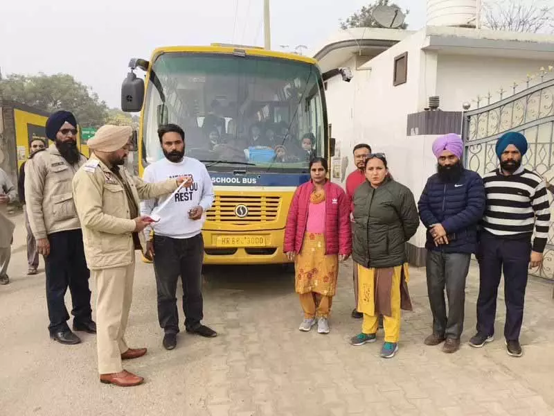 Ludhiana: धुंध वाले दिनों में सेफ वाहन पॉलिसी को लागू करने में ढिलाई बरतने पर स्कूलों को चेतावनी दी Ludhiana: धुंध वाले दिनों में सेफ वाहन पॉलिसी को लागू करने में ढिलाई बरतने पर स्कूलों को चेतावनी दी