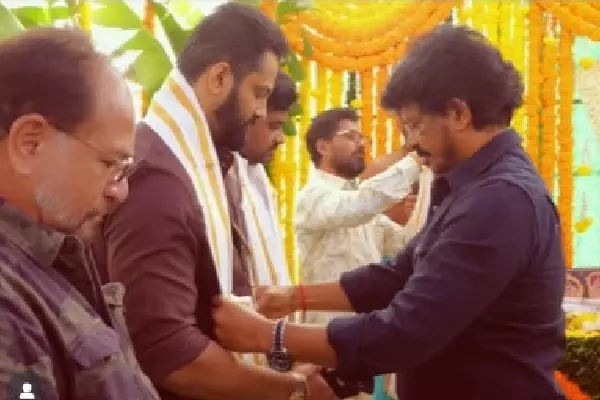 Unni Mukundan की पीएम मोदी बायोपिक ‘मां वंदे’ की शूटिंग शुरू Unni Mukundan की पीएम मोदी बायोपिक ‘मां वंदे’ की शूटिंग शुरू
