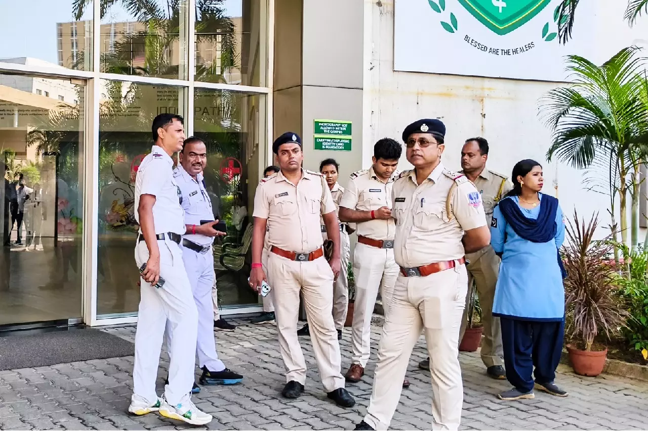 Bangladesh में अशांति के बीच कोलकाता में सुरक्षा बढ़ा दी गई Bangladesh में अशांति के बीच कोलकाता में सुरक्षा बढ़ा दी गई