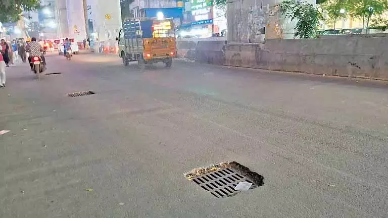 आर्कॉट रोड पर SWD गड्ढे से मोटर चालकों के लिए सुरक्षा संबंधी चिंताएं बढ़ गई हैं आर्कॉट रोड पर SWD गड्ढे से मोटर चालकों के लिए सुरक्षा संबंधी चिंताएं बढ़ गई हैं