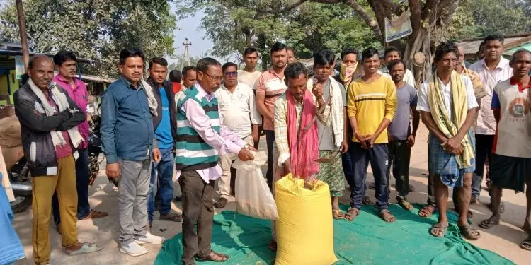 विरोध कर रहे किसानों ने Odisha में धान 10 रुपये प्रति किलो में बेचा विरोध कर रहे किसानों ने Odisha में धान 10 रुपये प्रति किलो में बेचा