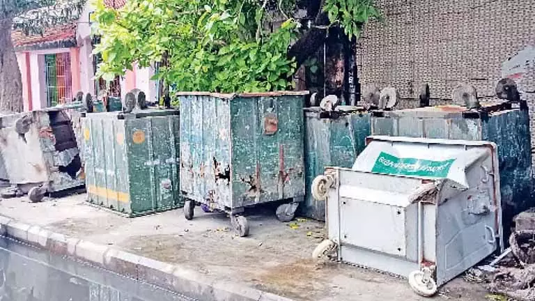 Chennai: पैंथियन रोड पर टूटे हुए डस्टबिन और अवैध पार्किंग से फुटपाथ ब्लॉक हो गया है Chennai: पैंथियन रोड पर टूटे हुए डस्टबिन और अवैध पार्किंग से फुटपाथ ब्लॉक हो गया है