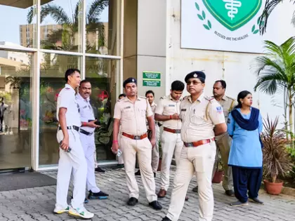 Bangladesh में अशांति के बीच कोलकाता में सुरक्षा बढ़ा दी गई Bangladesh में अशांति के बीच कोलकाता में सुरक्षा बढ़ा दी गई