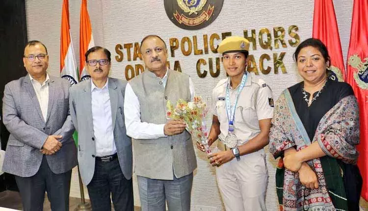 ओडिशा के DGP ने इंटरनेशनल कैनोइंग मेडल्स के लिए कांस्टेबल रश्मिता साहू को सम्मानित किया ओडिशा के DGP ने इंटरनेशनल कैनोइंग मेडल्स के लिए कांस्टेबल रश्मिता साहू को सम्मानित किया