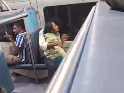 Andhra: शादीशुदा जोड़े का चलती ट्रेन में झगड़ा करते हुए वीडियो वायरल Andhra: शादीशुदा जोड़े का चलती ट्रेन में झगड़ा करते हुए वीडियो वायरल