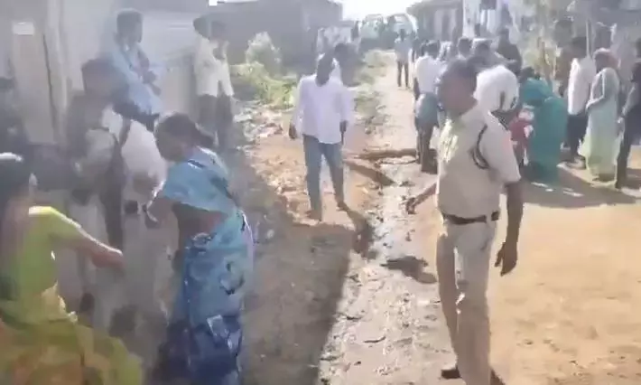 Adilabad : चिन्ना भुग्गाराम के ग्रामीणों ने पुलिस पर हमला किया Adilabad : चिन्ना भुग्गाराम के ग्रामीणों ने पुलिस पर हमला किया