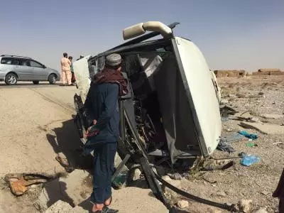 Afghanistan के बघलान में बस पलटने से पांच लोगों की मौत, 44 घायल Afghanistan के बघलान में बस पलटने से पांच लोगों की मौत, 44 घायल