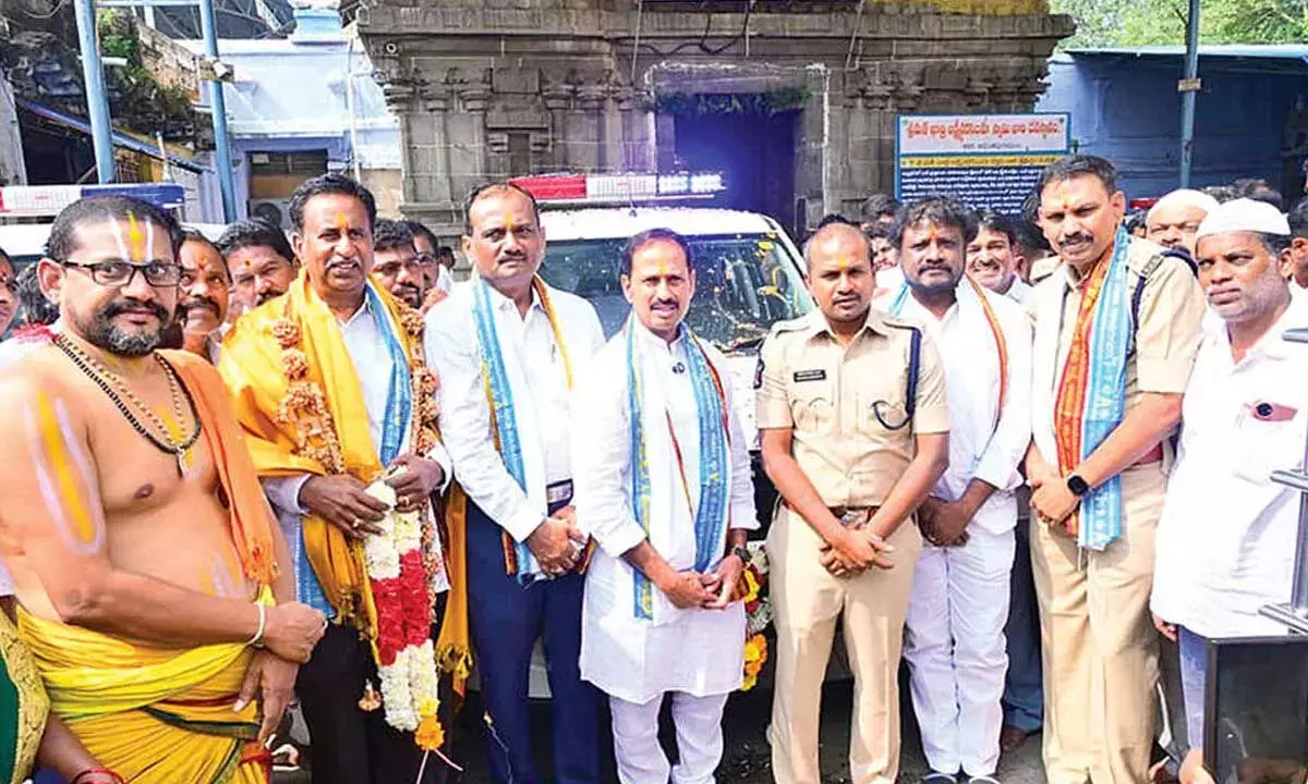 Andhra: 8 पुलिस वाहन, सर्विलांस ड्रोन कदिरी पुलिस को सौंपे गए Andhra: 8 पुलिस वाहन, सर्विलांस ड्रोन कदिरी पुलिस को सौंपे गए