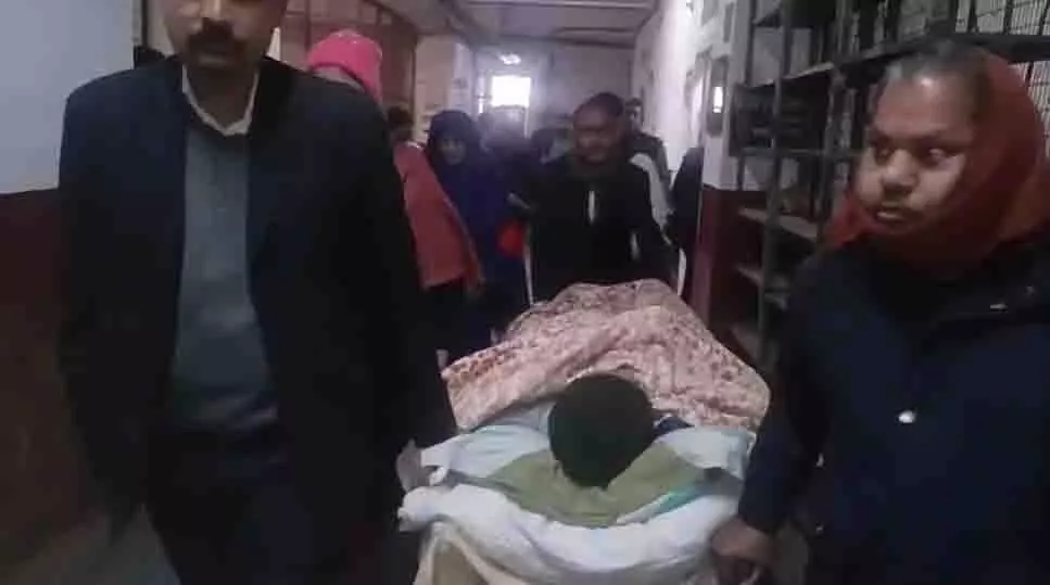 Kanpur: पति को स्ट्रेचर पर कोर्ट लाया, पत्नी ने लगाया नाटक का आरोप Kanpur: पति को स्ट्रेचर पर कोर्ट लाया, पत्नी ने लगाया नाटक का आरोप
