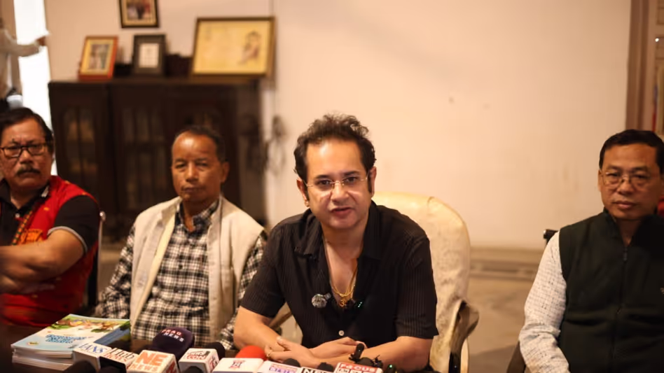Tripura : प्रद्योत देबबर्मन ने बांग्लादेश में हिंदुओं पर हमलों पर केंद्र से कार्रवाई करने की अपील की Tripura : प्रद्योत देबबर्मन ने बांग्लादेश में हिंदुओं पर हमलों पर केंद्र से कार्रवाई करने की अपील की