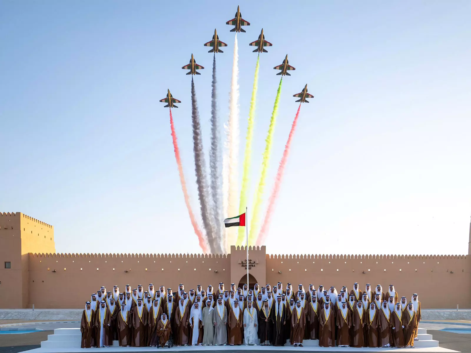 Hamdan bin Zayed ने अल धाफरा क्षेत्र के 86 दूल्हों के सामूहिक विवाह समारोह में शिरकत की Hamdan bin Zayed ने अल धाफरा क्षेत्र के 86 दूल्हों के सामूहिक विवाह समारोह में शिरकत की