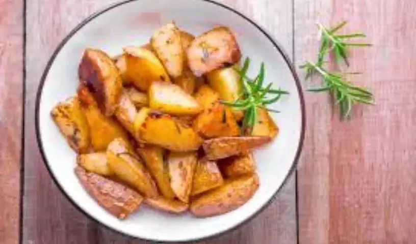 Potatoes इनसे हमें कई स्वास्थ्य लाभ मिल सकते हैं, लेकिन इन्हें कैसे खाएं? Potatoes इनसे हमें कई स्वास्थ्य लाभ मिल सकते हैं, लेकिन इन्हें कैसे खाएं?