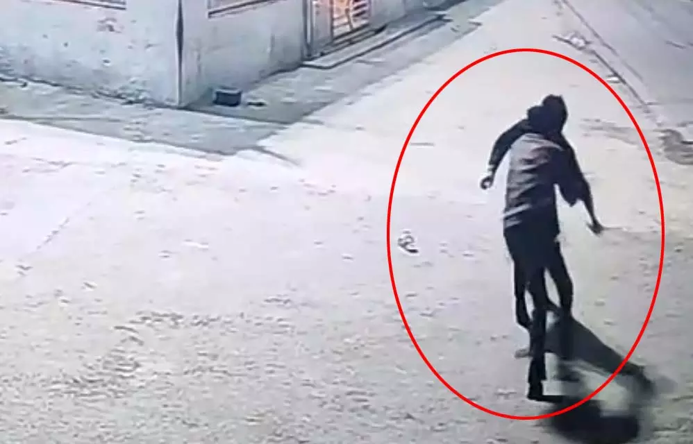 रायपुर में फिर चाकूबाजी: चंगोराभाठा का LIVE वीडियो...9 बार चाकू से वार रायपुर में फिर चाकूबाजी: चंगोराभाठा का LIVE वीडियो...9 बार चाकू से वार