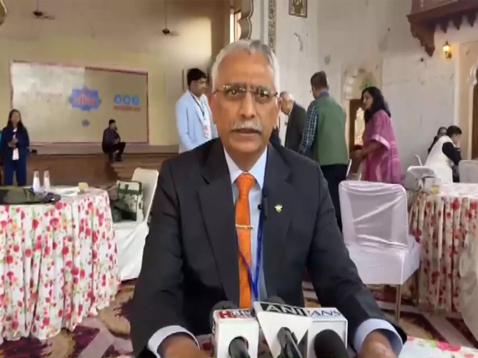 Bangladesh में तनाव के बीच मनोज नरवणे ने भारत-पड़ोसी देशों के भविष्य पर दिया जोर Bangladesh में तनाव के बीच मनोज नरवणे ने भारत-पड़ोसी देशों के भविष्य पर दिया जोर