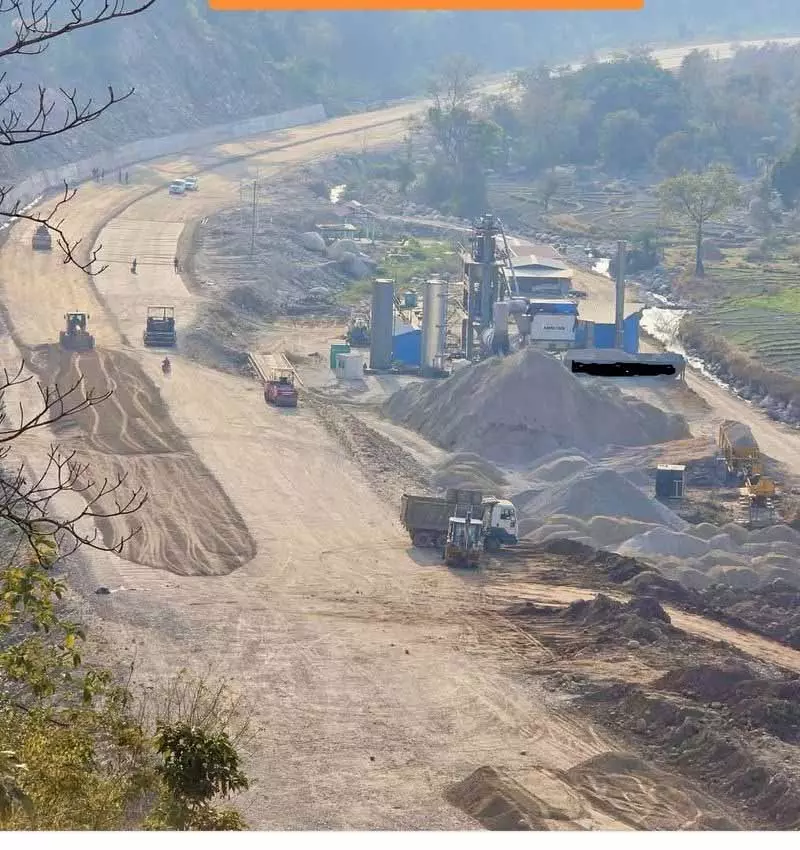 Pathankot-Mandi फोर-लेन हाईवे के अधूरे हिस्सों से निवासियों को परेशानी हो रही है Pathankot-Mandi फोर-लेन हाईवे के अधूरे हिस्सों से निवासियों को परेशानी हो रही है