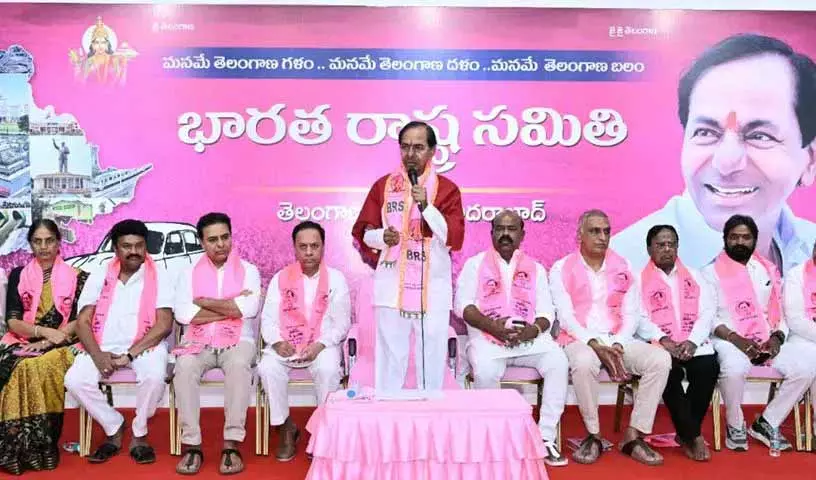 K. Chandrashekar Rao अभी तेलंगाना भवन में एक प्रेस कॉन्फ्रेंस को संबोधित कर रहे K. Chandrashekar Rao अभी तेलंगाना भवन में एक प्रेस कॉन्फ्रेंस को संबोधित कर रहे