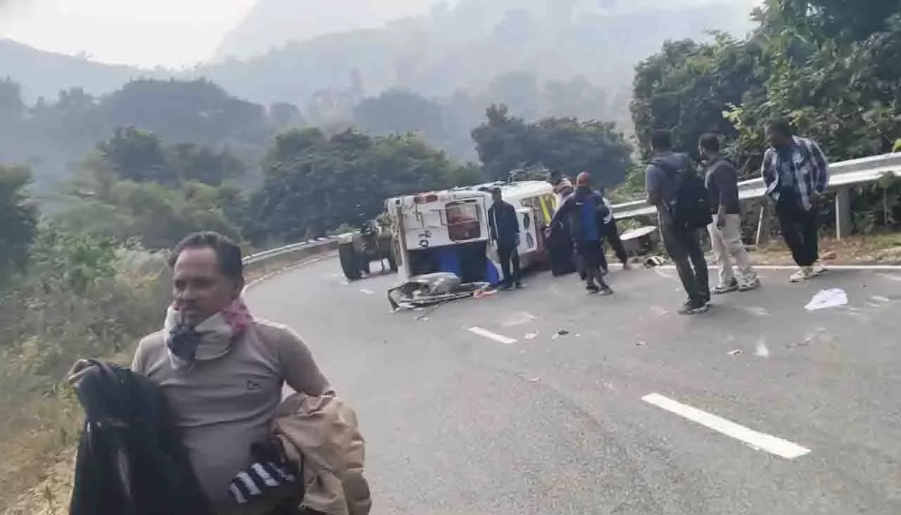 Gajapati में टूरिस्ट गाड़ी दुर्घटनाग्रस्त, 15 से ज़्यादा लोग घायल Gajapati में टूरिस्ट गाड़ी दुर्घटनाग्रस्त, 15 से ज़्यादा लोग घायल