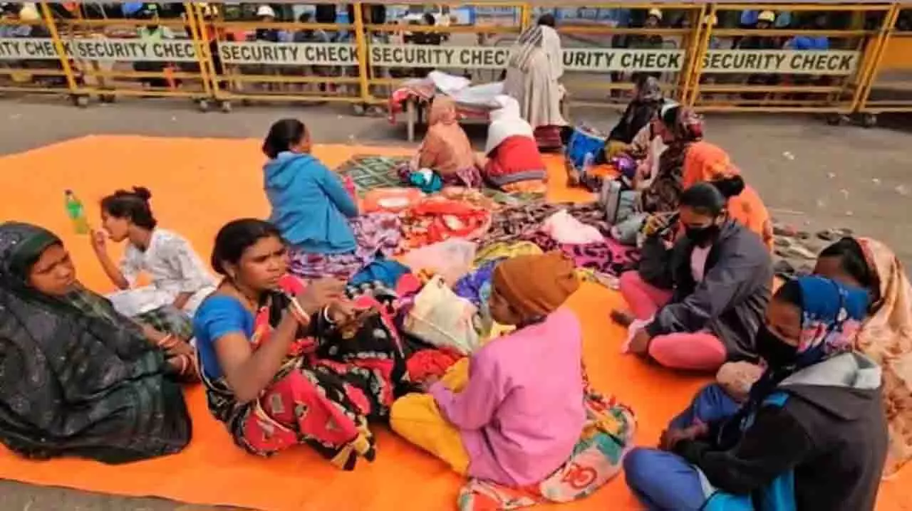 Kalinganagar के विस्थापित परिवार अपनी पुरानी मांगों को लेकर धरने पर बैठे Kalinganagar के विस्थापित परिवार अपनी पुरानी मांगों को लेकर धरने पर बैठे