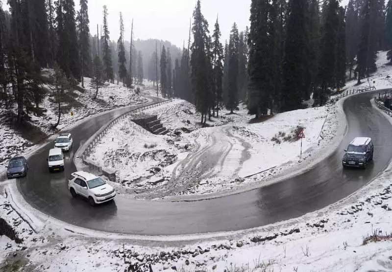 बर्फबारी से Kashmir को वैकल्पिक कनेक्टिविटी देने वाली दो अहम सड़कें बंद हो गईं बर्फबारी से Kashmir को वैकल्पिक कनेक्टिविटी देने वाली दो अहम सड़कें बंद हो गईं