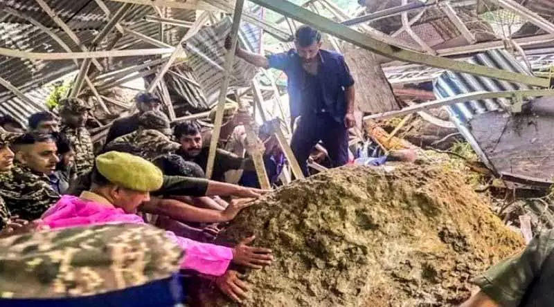 J&K: भूस्खलन से हुई मौतों के लिए प्राकृतिक आपदा को ज़िम्मेदार ठहराया गया कर दी J&K: भूस्खलन से हुई मौतों के लिए प्राकृतिक आपदा को ज़िम्मेदार ठहराया गया कर दी
