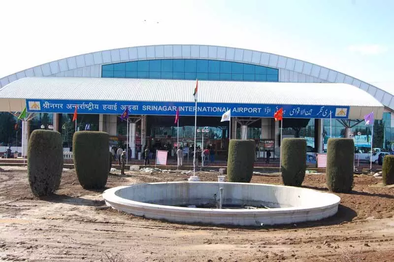 Srinagar एयरपोर्ट पर फर्जी एयर टिकट के साथ एक व्यक्ति गिरफ्तार Srinagar एयरपोर्ट पर फर्जी एयर टिकट के साथ एक व्यक्ति गिरफ्तार