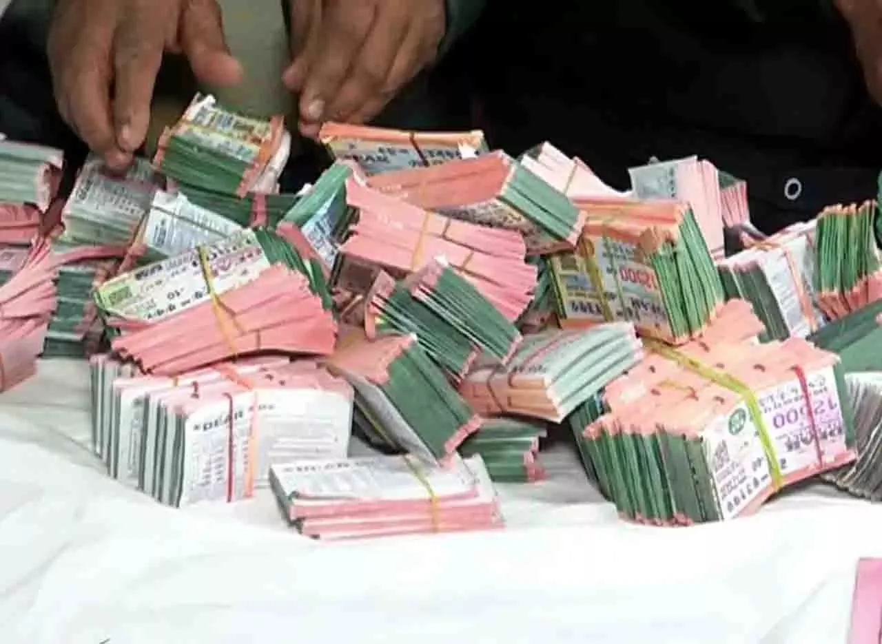 Rourkela में फर्जी लॉटरी रैकेट का भंडाफोड़, 4 गिरफ्तार 25 लाख रुपये जब्त Rourkela में फर्जी लॉटरी रैकेट का भंडाफोड़, 4 गिरफ्तार 25 लाख रुपये जब्त