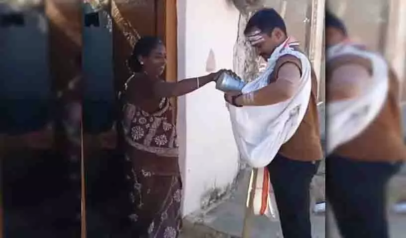 Medak: बेटे ने पिता की जीत पर चावल दान किया Medak: बेटे ने पिता की जीत पर चावल दान किया