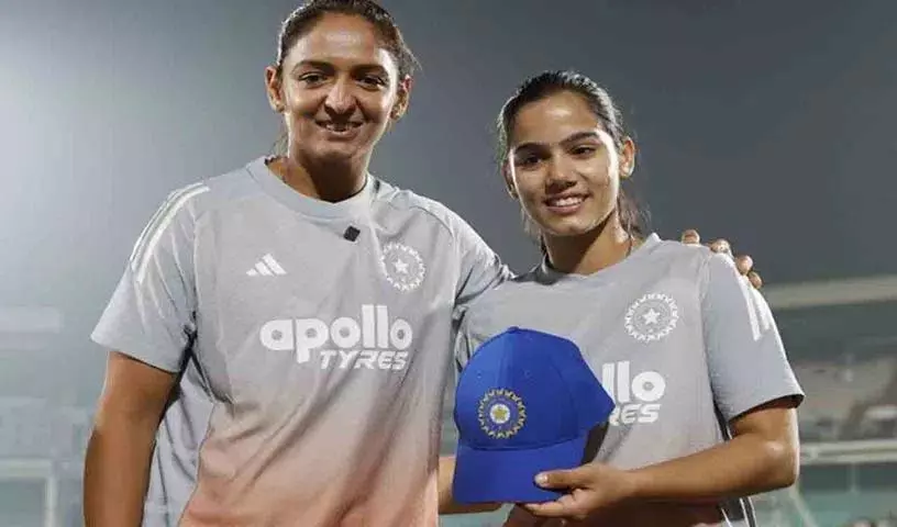 भारत ने फील्डिंग चुनी, वैष्णवी शर्मा ने T20 में डेब्यू किया भारत ने फील्डिंग चुनी, वैष्णवी शर्मा ने T20 में डेब्यू किया