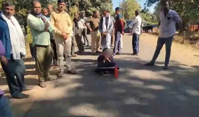 Van न आने पर बैतूल में एक स्कूली छात्रा ने 3 घंटे तक सड़क जाम कर दी Van न आने पर बैतूल में एक स्कूली छात्रा ने 3 घंटे तक सड़क जाम कर दी