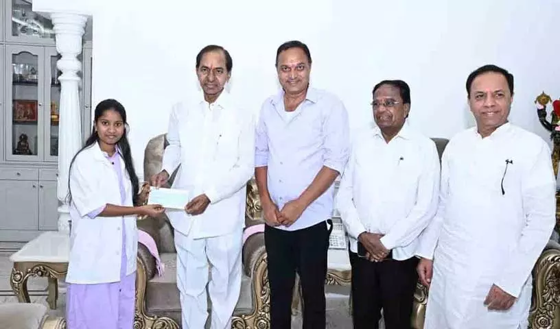 केसीआर ने MBBS छात्रों को चेक सौंपे केसीआर ने MBBS छात्रों को चेक सौंपे