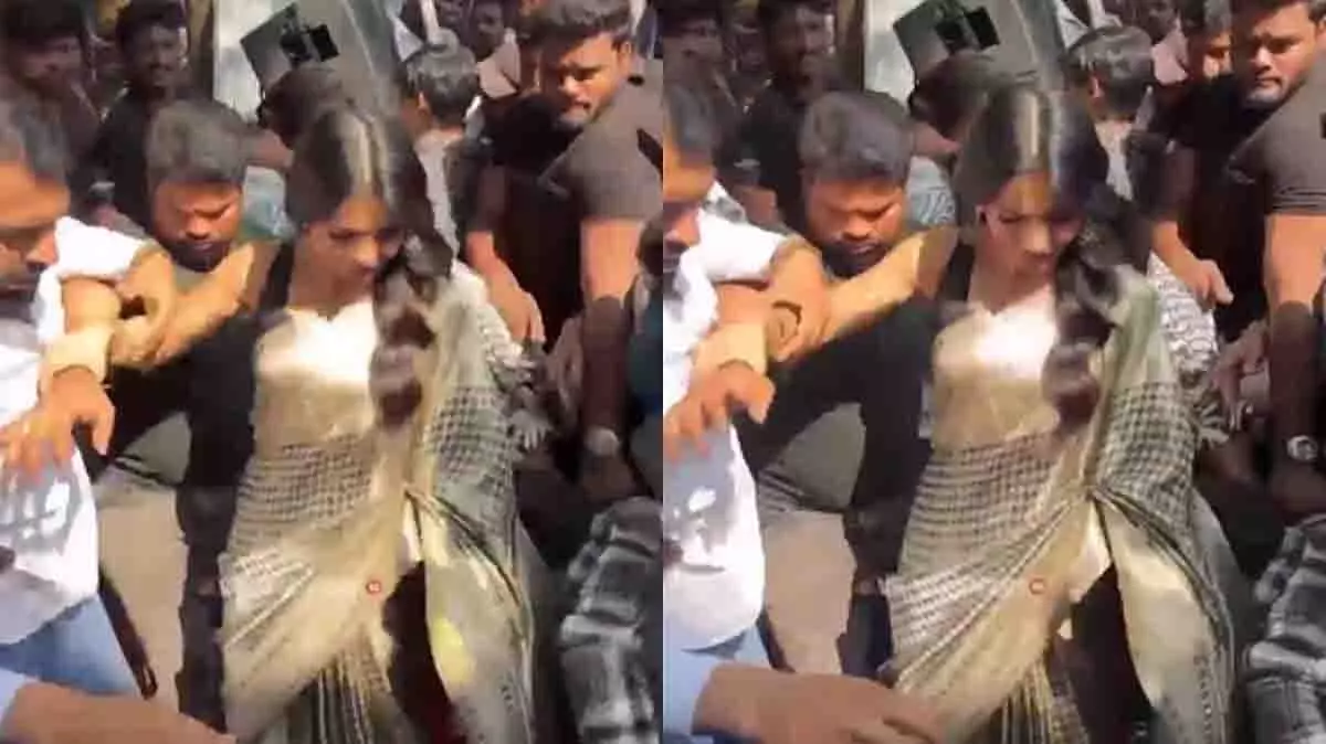 Hyderabad में फैंस ने सामंथा रुथ प्रभु को घेर लिया Hyderabad में फैंस ने सामंथा रुथ प्रभु को घेर लिया