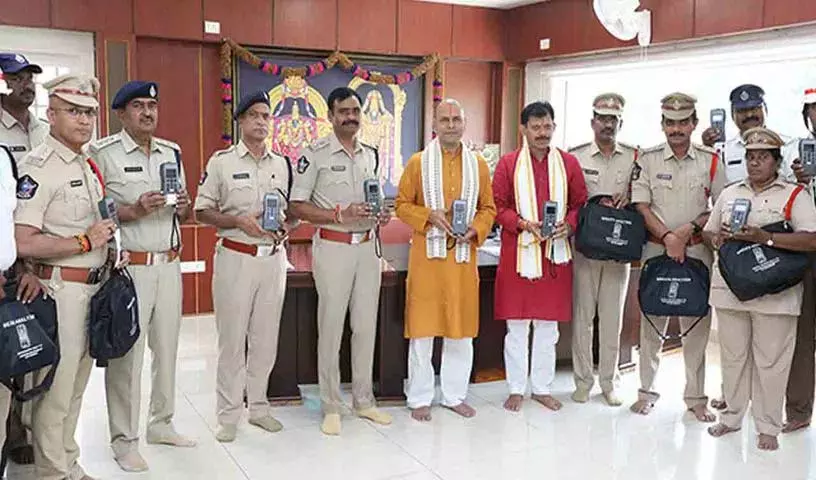 TTD ने श्रीवारी भक्तों की सुरक्षा के लिए पुलिस को 20 ब्रेथ एनालाइज़र दान किए TTD ने श्रीवारी भक्तों की सुरक्षा के लिए पुलिस को 20 ब्रेथ एनालाइज़र दान किए