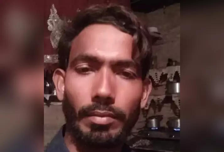 पुरानी रंजिश का खूनी बदला! युवक की बेरहमी से हत्या, पत्नी पर लोहे की रॉड से वार पुरानी रंजिश का खूनी बदला! युवक की बेरहमी से हत्या, पत्नी पर लोहे की रॉड से वार