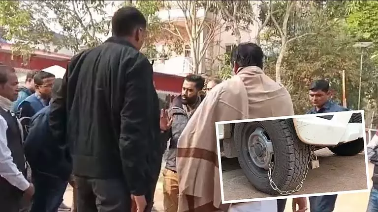 Thakurbari में एक और विवाद: सुब्रत के समर्थकों ने बीजेपी अध्यक्ष की कार को लॉक किया Thakurbari में एक और विवाद: सुब्रत के समर्थकों ने बीजेपी अध्यक्ष की कार को लॉक किया