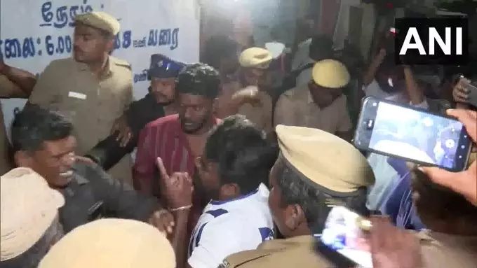 पलानी अंदावर मंदिर के बाहर दीया जलाने को लेकर विरोध प्रदर्शन पलानी अंदावर मंदिर के बाहर दीया जलाने को लेकर विरोध प्रदर्शन