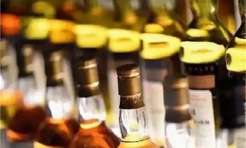 Bihar : विदेशी शराब की बड़ी खेप बरामद, अंधेरे का फायदा उठाकर भागा चालक Bihar : विदेशी शराब की बड़ी खेप बरामद, अंधेरे का फायदा उठाकर भागा चालक