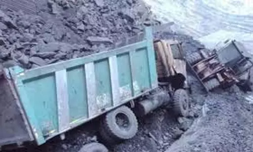 Hazaribagh : ट्रक पर गिरा खदान का हिस्सा, 2 मजदूर फंसे