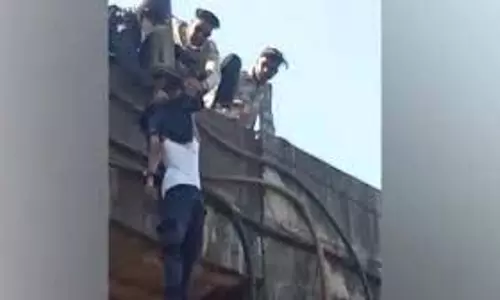 Gujarat:वाहन की टक्कर से ब्रिज से गिरा युवक, बच गई जान Gujarat:वाहन की टक्कर से ब्रिज से गिरा युवक, बच गई जान