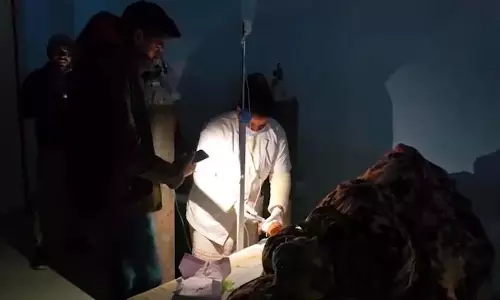 अस्पताल में जब मरीजों ने जलाया मोबाइल का टॉर्च, स्वास्थ्य विभाग की हो रही फजीहत अस्पताल में जब मरीजों ने जलाया मोबाइल का टॉर्च, स्वास्थ्य विभाग की हो रही फजीहत