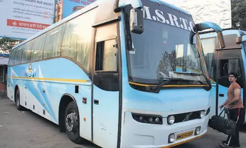 Passengers शिवशाही बस सेवा में अनियमितताओं को लेकर शिकायत कर रहे