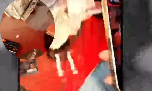 अमलीडीह के फ़्लैट में ड्रग्स पार्टी, बिंदास होकर नशा करते लड़के-लड़कियों का वीडियो वायरल अमलीडीह के फ़्लैट में ड्रग्स पार्टी, बिंदास होकर नशा करते लड़के-लड़कियों का वीडियो वायरल