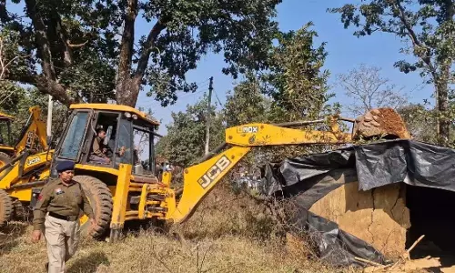 महिलाओं ने अतिक्रमण हटाने वाली टीम पर किया हमला, लाठी और पथराव भी