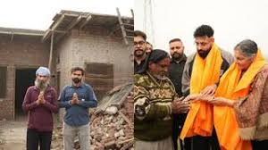 Badshah ने बाढ़ पीड़ितों को नए घरों की चाबियां सौंपी